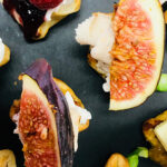 Bunte Fingerfood-Häppchen mit Feigen, Kiwi, Himbeeren und Käse.