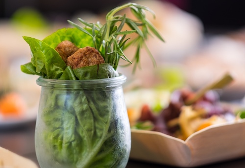 Vegetarisches Fingerfood im Glas mit Salat, Bällchen und Rosmarin.